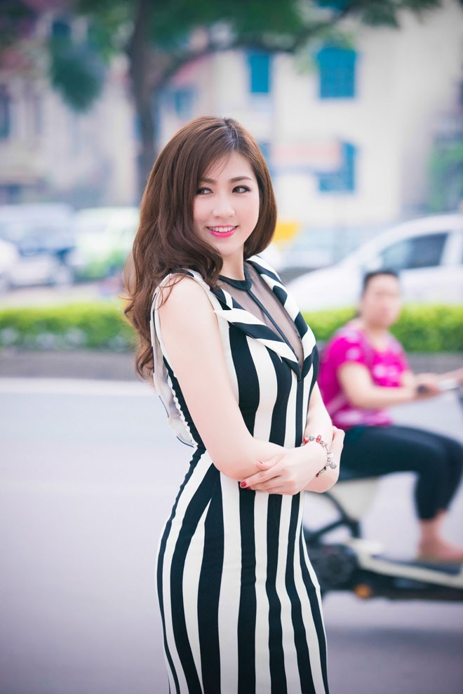 Á hậu Tú Anh hút hồn thả mình trên phố chiều - ảnh 2